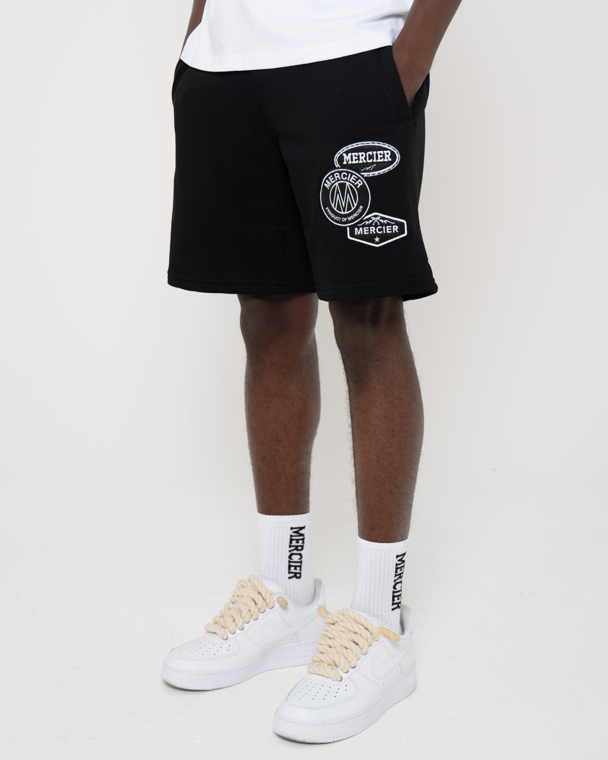 Shorts mit Mono-Badge in Schwarz, image 4