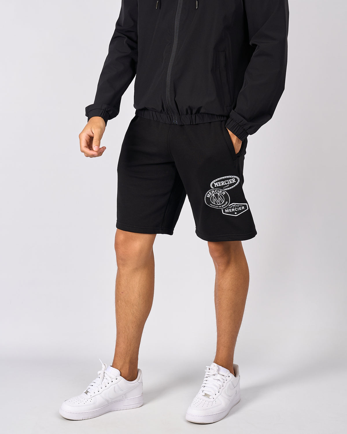 Shorts mit Mono-Badge in Schwarz, image 1