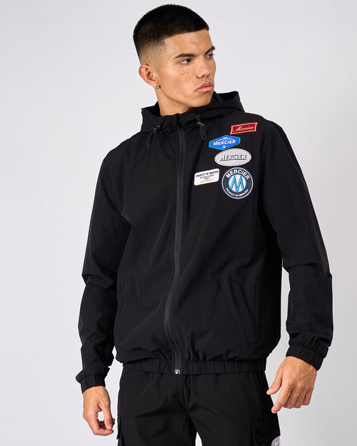 Schwarzer Mercier und Abzeichen Wind breaker