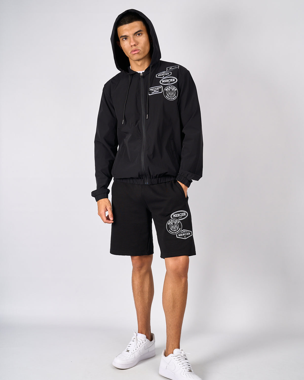 Shorts mit Mono-Badge in Schwarz, image 2